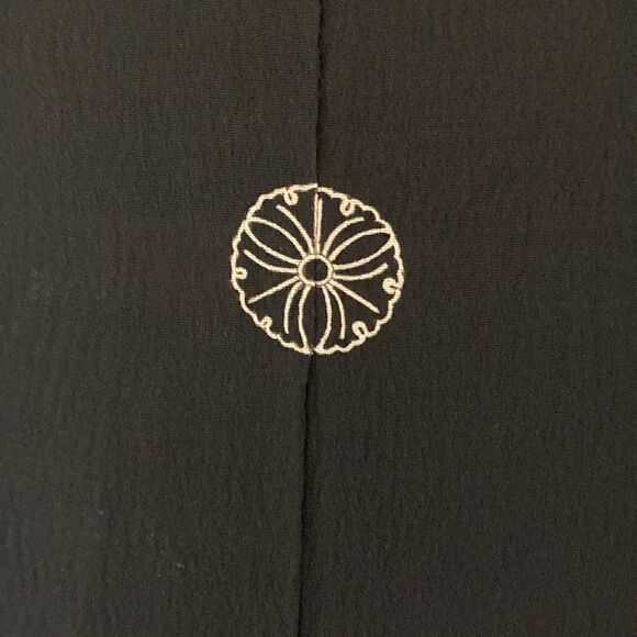 Japanese Style Black Kimono with Silver & Gold Leaf Embroidery- One Size -Unworn - Picture 3 of 11